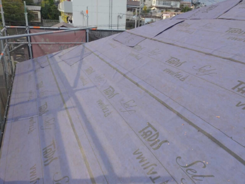 施工中の屋根の写真